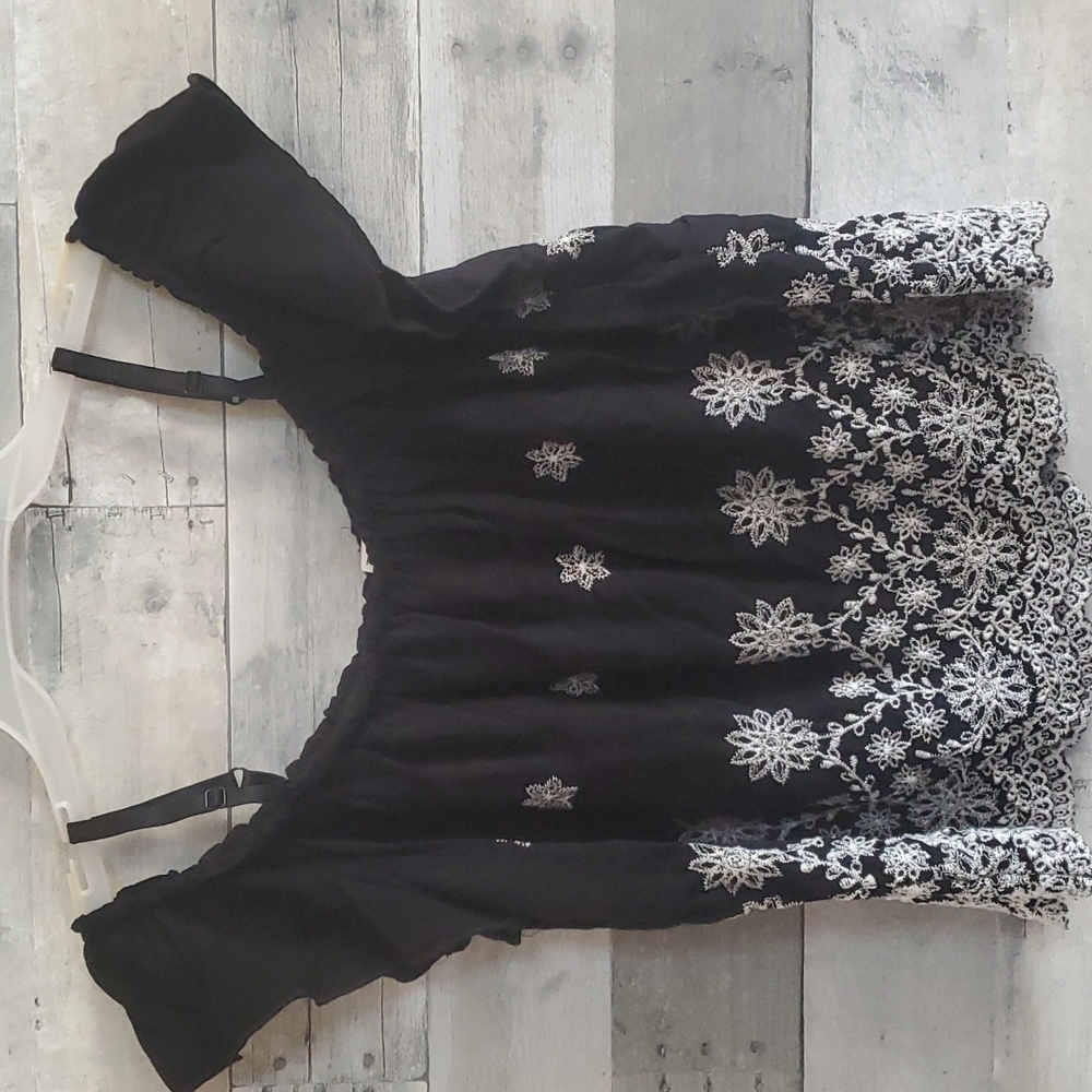 Haute Fox Off shoulder crop top black white embroidery sz xl extra large